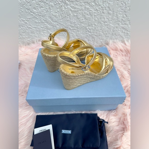 Prada quilted Leather & Raffia Wedge Sandals - Picture 4 of 10